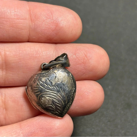 1980'S VINTAGE ETCHED STERLING SILVER 925 PUFFY HEART LOCKET KEEPSAKE PENDANT - Picture 1 of 7